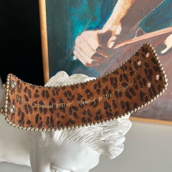 Betsey Johnson Gold and White Bracelet - Picture 14 of 15